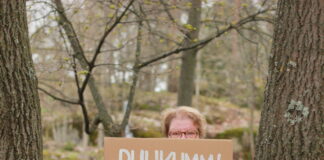 Taidenäyttely Hangonkadun puistikossa